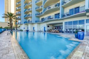 uma piscina em frente a um edifício em Sterling Breeze 3 em Panama City Beach