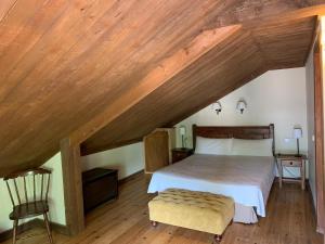 1 dormitorio con cama y techo de madera en Hotel Charle, en Jaca