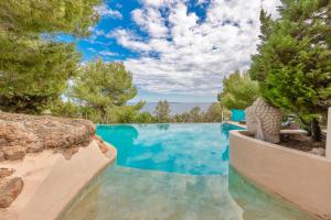 Piscina en o cerca de Villa Perla, villa in Es Cubells with a beautiful sea view all the way up to Formentera