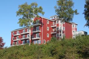 ein Apartmenthaus auf einem Hügel mit Bäumen in der Unterkunft Lanes Riverhouse Inn & Cottages in Montague