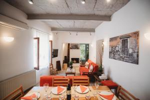 ein Restaurant mit Tischen und Stühlen und ein Wohnzimmer in der Unterkunft Hani Chrysomilou in Kalopanagiotis