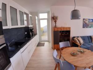 Kuchyň nebo kuchyňský kout v ubytování Ferienwohnung Haffduurn + 8 fotografií
