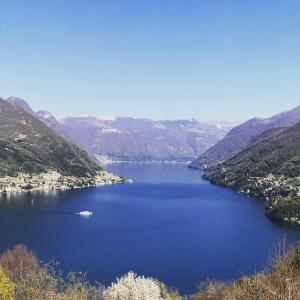 a view of a large lake in the mountains at Ca Bossa Molina in Faggeto Lario 