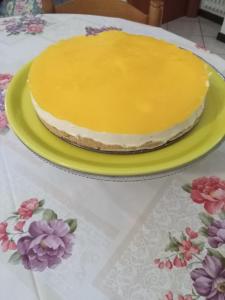 un gâteau jaune sur une plaque jaune sur une table dans l'établissement B&B Sweet Dreams, à Diano Marina