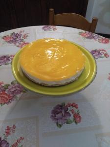 un pastel amarillo en un plato amarillo en una mesa en B&B Sweet Dreams en Diano Marina