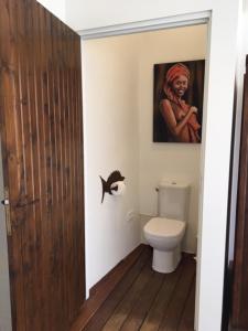 un baño con aseo y una foto de una mujer en Au Petit Paradis, en Roquefort-la-Bédoule 14 fotos más