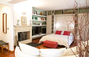 salon z łóżkiem i kominkiem w obiekcie Casetta dei Fichi - Parcheggio Gratuito w mieście Matera