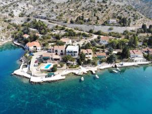 una vista aerea di una casa su un'isola in acqua di Holiday House Maretta a Lukovo Šugarje