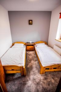 Posteľ alebo postele v izbe v ubytovaní POKOJE RODIS
