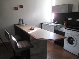 een keuken met een aanrecht en een wasmachine bij Ferienappartement in der Spielestadt in Ravensburg