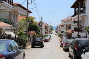 una calle de la ciudad con coches aparcados en la calle en Holiday Apartment Flogita, en Flogita