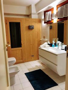 łazienka z wanną, toaletą i umywalką w obiekcie Casetta dei Fichi - Parcheggio Gratuito w mieście Matera