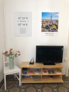 a desk with a television on top of it at 1 Casual Apartments in Barcelona