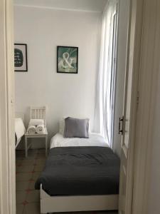 ein kleines Schlafzimmer mit einem Bett und einem Fenster in der Unterkunft 1 Casual Apartments in Barcelona