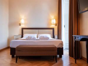 a bedroom with a bed with two pillows on it at Parco Termale di Villa Dei Cedri in Lazise
