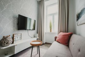 TV a/nebo společenská místnost v ubytování ZEUS Design Apartments Sweet Home
