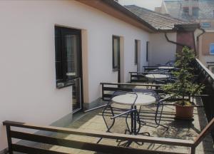 szereg krzeseł i stołów na balkonie w obiekcie Hotel Panský Dům Žamberk w mieście Žamberk