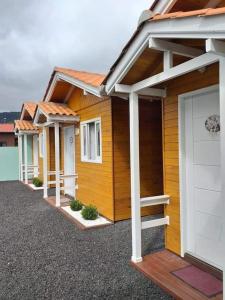 a row of modular homes with a garage at Pousada 3 Irmaos in Urubici