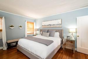 Cama ou camas em um quarto em HOLLYWOOD - KING BEDS - LARGE PATIO