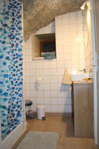 La petite salle de bains est pourvue d'un lavabo et de toilettes. dans l'établissement L'Attrape Rêve Insolite, à Saint-Vincent-de-Barrès