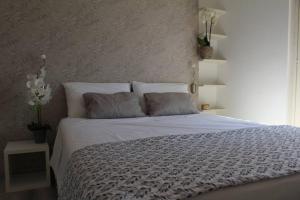 マリーナ・ディ・アンドーラにあるCONCA VERDE Appartamento sul mareのベッドルーム(白いシーツと枕付)