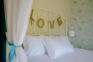 a bedroom with a bed with a sign on the headboard at Tea House Gerês - T1 Hipericão in Geres