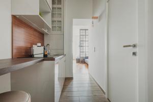 kuchnia z białymi ścianami i drewnianym blatem w obiekcie ZEUS Design Apartments Wasserwelt w Wiedniu