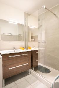een badkamer met 2 wastafels en een douche bij le ciel d'opale in Wimereux
