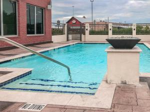 una piscina con una fuente en un edificio en Hyatt Place Houston- Northwest/Cy-Fair en Houston