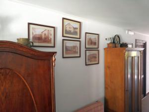 Schlafzimmer mit einem Bett und Bildern an der Wand in der Unterkunft Pension Červená in Kašperské Hory