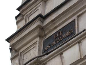 a street sign on the side of a building at Trankil Apparts centre in Saint-Quentin