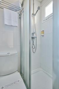 W łazience znajduje się prysznic ze szklanymi drzwiami. w obiekcie Hotel Transit w Barcelonie