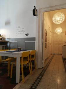 ローマにあるMiRhome Guest Houseのダイニングルーム(テーブル、黄色い椅子付)