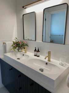 y baño con lavabo blanco y espejo. en The Cape, en Emu Bay