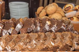 una pila de pan sobre una mesa en ibis Oran les Falaises, en Orán