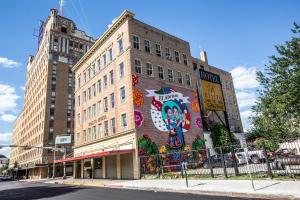 un edificio con un murale sul lato di The Rialto Hotel a Laredo