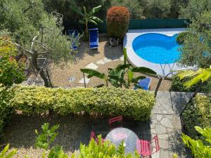 Vista sulla piscina di Residenza Costarossa o su una piscina nei dintorni