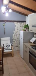 A kitchen or kitchenette at La Casa Rosa