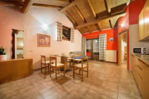 kuchnia i jadalnia ze stołem i krzesłami w obiekcie Residence Adele w Livigno