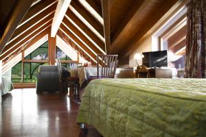 1 dormitorio con cama y ventana grande en Club Hotel Tenno, en Tenno