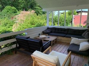 un patio avec un canapé et une table sur une terrasse dans l'établissement Villa 4 rooms, à Hillerød