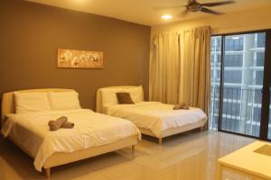 een slaapkamer met twee bedden met teddyberen erop bij Vivian's Studio Trefoil Setia Alam in Shah Alam +27 foto's