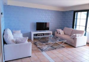 A television and/or entertainment centre at Atico con Impresionantes Vistas