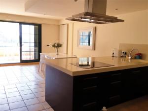 A kitchen or kitchenette at Atico con Impresionantes Vistas