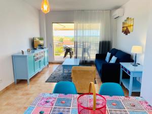 sala de estar con sofá y mesa en Playa Pals Sea View - Plus Costa Brava, en Pals