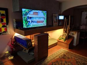 TV a/nebo společenská místnost v ubytování Casa Chiantishire