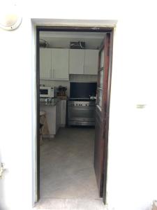赫爾羅德灣的住宿－Apartment Ozone，通往厨房的开放式门,厨房配有白色橱柜