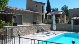 uma villa com uma piscina e uma casa em Le Mas des Lavandes em Sault-de-Vaucluse
