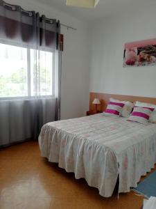 Roncão的住宿－Vivenda Palheiras，卧室配有白色的床和窗户