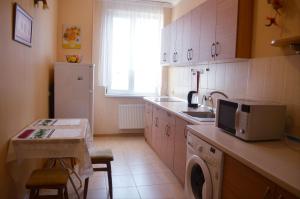 O bucătărie sau chicinetă la Chudo Gorod Apartment